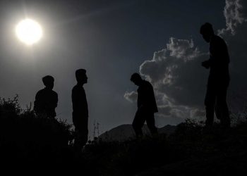 Miles de afganos atrapados en la ‘tierra de nadie’ cercana al aeropuerto de Kabul