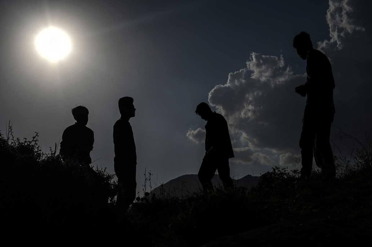 Miles de afganos atrapados en la ‘tierra de nadie’ cercana al aeropuerto de Kabul