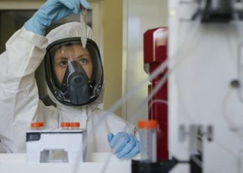 Rusia registra récord diario de muertes por COVID-19, Australia confina a millones de habitantes