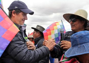 El embajador argentino Basteiro se suma y respalda la marcha liderada por Morales