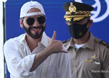 Bukele ironiza y se autodenomina ‘Dictador de El Salvador’ en Twitter