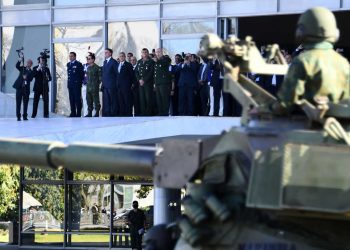 Bolsonaro participa en atípico desfile de tanques militares en Brasilia