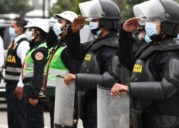 Casi la mitad de los efectivos policiales de Perú contrajeron el COVID-19