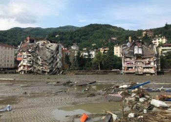 Al menos 44 muertos por inundaciones en Turquía, continúan las búsquedas