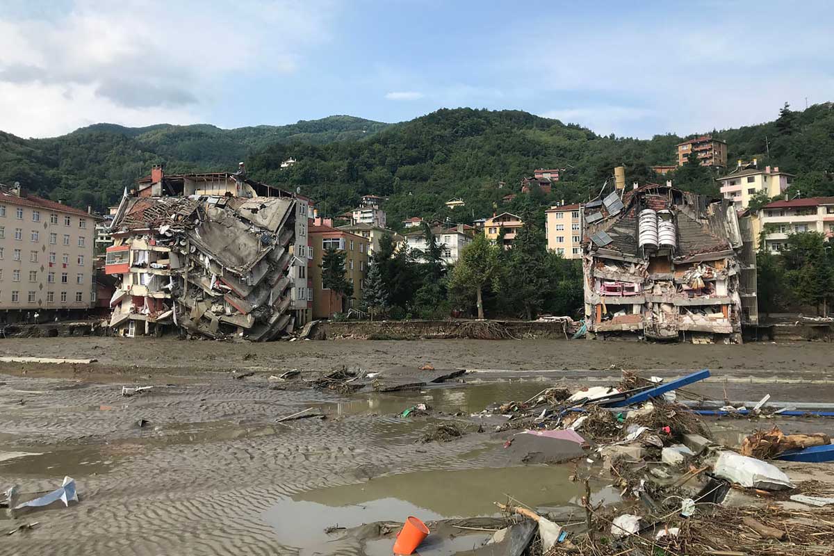 Al menos 44 muertos por inundaciones en Turquía, continúan las búsquedas