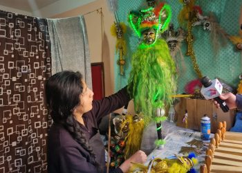 Artesanos de la calle Los Andes trabajan a contrarreloj para entregar máscaras y matracas a los danzarines.