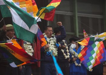 Arce cierra masiva marcha con mensaje de ‘nunca más golpes de Estado’ y demanda de justicia