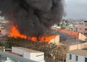 Voraz incendio consume mercado en El Salvador, sin víctimas