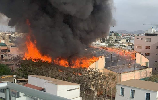 Voraz incendio consume mercado en El Salvador, sin víctimas