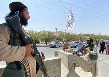 Talibanes impiden acceso al aeropuerto de Kabul de afganos que quieren salir del país