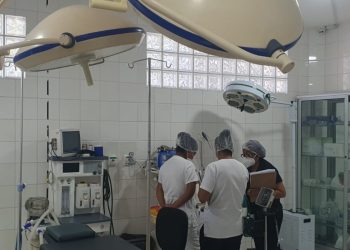 Aquejado por la influenza, un adulto mayor se convirtió en la cuarta víctima fatal de esta enfermedad respiratoria en Santa Cruz. El fallecido, al igual que los otros tres, no estaba vacunado. “Hoy tenemos que lamentar el cuarto óbito por la influenza. Es un adulto mayor que no estaba vacunado”, informó el jefe de Epidemiología del Servicio Departamental de Saludo (Sedes) de Santa Cruz, Carlos Hurtado. El funcionario detalló que con este último caso son cuatro las víctimas de la enfermedad en el departamento. “El primero era un joven de 30 años y tres adultos mayores arriba de los 60 años. Ninguno tenía vacuna y presentaban patología de base”, explicó. Afirmó que Santa Cruz reporta un franco ascenso de la enfermedad, ya que los casos positivos se duplicaron respecto a la semana 19, cuando en siete días se reportó 161 casos y entre el lunes y este viernes la cifra subió a 320 positivos. El total acumulado entre el 1 de enero y el 18 de mayo es de 1.184 pacientes que contrajeron influenza. De esa cifra, 700 se recuperaron, 480 están con la enfermedad activa y cuatro fallecieron. Los pacientes en unidades de terapia intensiva son 13, ninguno fue inmunizado. Hurtado dijo que para este fin de semana se alista una vacunación masiva en ese departamento y pidió a la población acudir a los 17 puntos que serán habilitados en sábado y domingo. “Hacemos un llamado a la población y que acuda a los puntos de vacunación porque lamentablemente del total de personas con la enfermedad el 80 por ciento no tenía vacunas”, exhortó el funcionario.