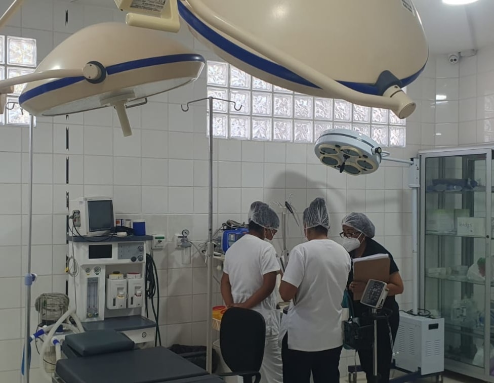 Aquejado por la influenza, un adulto mayor se convirtió en la cuarta víctima fatal de esta enfermedad respiratoria en Santa Cruz. El fallecido, al igual que los otros tres, no estaba vacunado. “Hoy tenemos que lamentar el cuarto óbito por la influenza. Es un adulto mayor que no estaba vacunado”, informó el jefe de Epidemiología del Servicio Departamental de Saludo (Sedes) de Santa Cruz, Carlos Hurtado. El funcionario detalló que con este último caso son cuatro las víctimas de la enfermedad en el departamento. “El primero era un joven de 30 años y tres adultos mayores arriba de los 60 años. Ninguno tenía vacuna y presentaban patología de base”, explicó. Afirmó que Santa Cruz reporta un franco ascenso de la enfermedad, ya que los casos positivos se duplicaron respecto a la semana 19, cuando en siete días se reportó 161 casos y entre el lunes y este viernes la cifra subió a 320 positivos. El total acumulado entre el 1 de enero y el 18 de mayo es de 1.184 pacientes que contrajeron influenza. De esa cifra, 700 se recuperaron, 480 están con la enfermedad activa y cuatro fallecieron. Los pacientes en unidades de terapia intensiva son 13, ninguno fue inmunizado. Hurtado dijo que para este fin de semana se alista una vacunación masiva en ese departamento y pidió a la población acudir a los 17 puntos que serán habilitados en sábado y domingo. “Hacemos un llamado a la población y que acuda a los puntos de vacunación porque lamentablemente del total de personas con la enfermedad el 80 por ciento no tenía vacunas”, exhortó el funcionario.