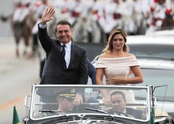 Critican a esposa de Bolsonaro por vacunarse contra el COVID-19 en EEUU