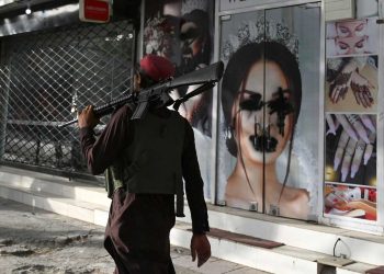 Los talibán prohíben trabajar a mujeres en las emisoras de radio de Ghazni
