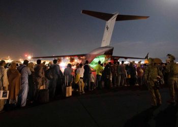 Las arriesgadas evacuaciones continúan en Kabul
