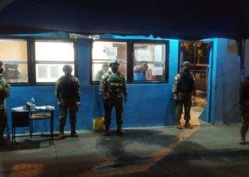 Ecuador cambia jefes de FFAA y prisiones en medio de crisis carcelaria