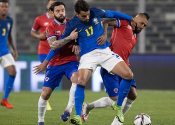 Un pragmático Brasil le gana 1-0 a Chile y se afianza en el liderato del premundial