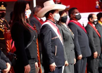 Allanan oficinas del partido del presidente de Perú por investigación sobre lavado