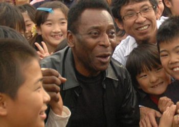 Pelé pasa por exámenes de rutina en hospital y niega desmayo