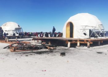Queman domos turísticos en el Salar en medio de un conflicto por límites