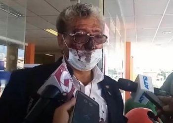 Golpean a la persona que lanzó un tomate al alcalde Manfred Reyes Villa