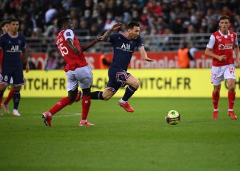París SG se impone al Reims con doblete de Mbappé y el debut de Messi