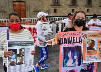 Familiares de desaparecidos protestan en el palacio presidencial de México