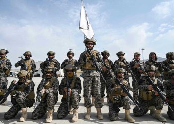 Los talibanes desfilan triunfales en el aeropuerto de Kabul tras la retirada de EEUU