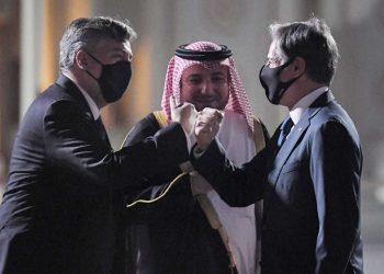 Jefe de la diplomacia de EEUU Antony Blinken llegó a Qatar para discusiones sobre crisis afgana