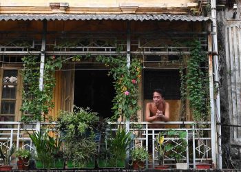 Los balcones de Hanói refugio contra la angustia del confinamiento