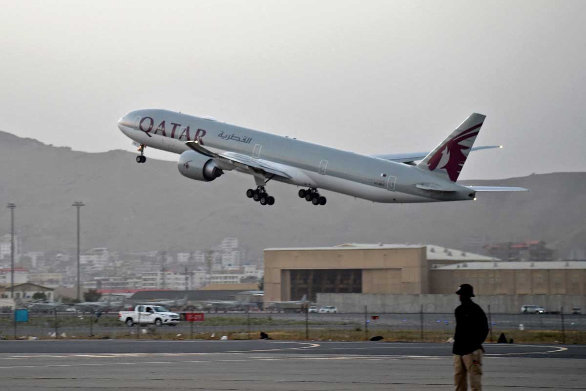 Unas 200 personas evacuadas de Kabul en el primer vuelo tras retirada de EEUU