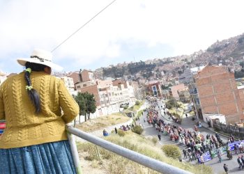 Una multitudinaria columna de padres de familia descendió desde la ciudad de El Alto al Ministerio de Educación. Foto: APG