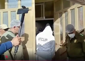 Personal de la División Homicidios de la Policía realiza el levantamiento del cuerpo. FOTO: Captura Bolivisión