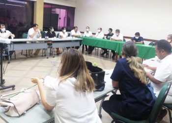 El Colegio Médico cruceño cierra filas en torno a Calvo y convoca a un paro para el martes 30