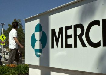 Optimista por su medicamento anti COVID-19, Merck eleva sus previsiones