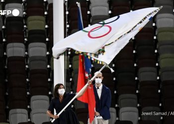 La alcaldesa de París, Anne Hidalgo, recibe la bandera olímpica