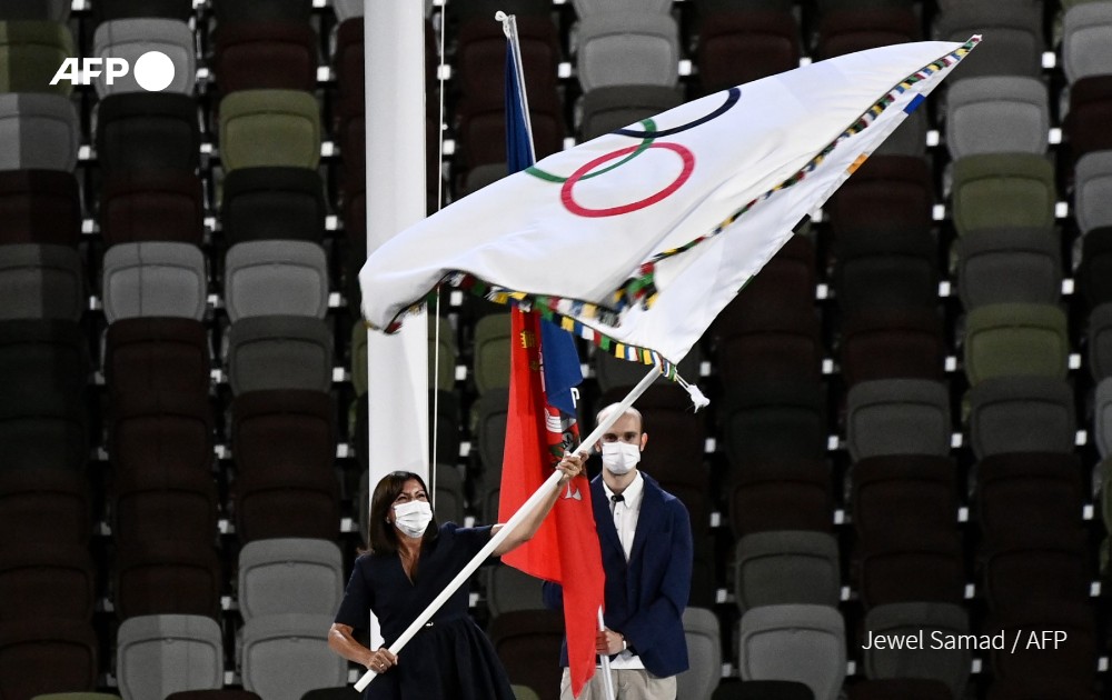 La alcaldesa de París, Anne Hidalgo, recibe la bandera olímpica