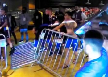 Policía intervine con gases y spray tras pelea entre Mineiro y Boca en el Mineirao
