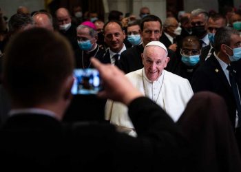 El Papa pide ‘fraternidad’ más allá de las fronteras frente a la pandemia