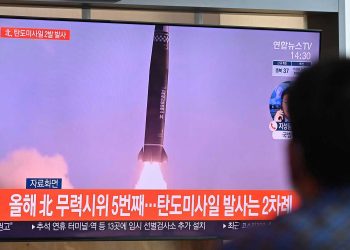 Corea del Sur dispara su primer misil balístico desde un submarino