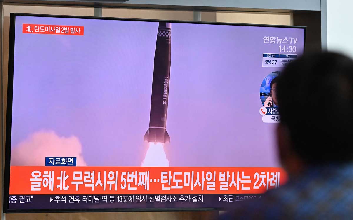 Corea del Sur dispara su primer misil balístico desde un submarino