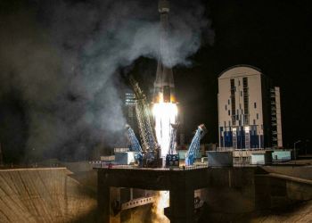 Cohete ruso Soyuz lanza al espacio 36 nuevos satélites británicos