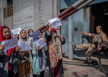 Indignación de mujeres afganas por las restricciones a trabajar de los talibanes