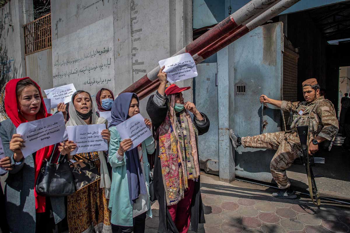 Indignación de mujeres afganas por las restricciones a trabajar de los talibanes