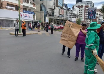 Vecinos, comerciantes y cuidadores de autos de la zona San Miguel de La Paz bloquean calles en contra del parqueo tarifado. FOTO: La Razón