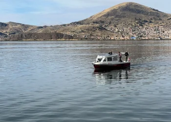 El primer barco científico solar inicia la circunnavegación para evaluar la calidad del agua del Titicaca. FOTO: ALT
