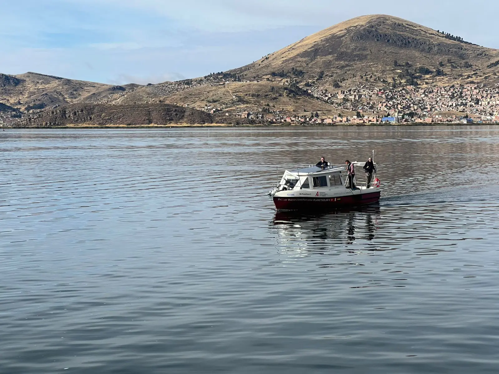 El primer barco científico solar inicia la circunnavegación para evaluar la calidad del agua del Titicaca. FOTO: ALT