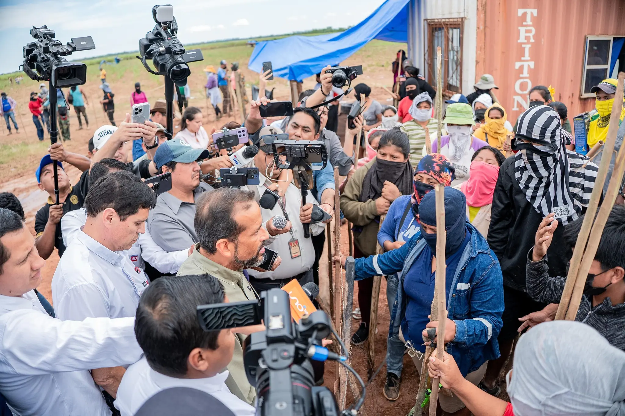 Denuncian secuestro del gobernador Camacho por avasalladores en Montero