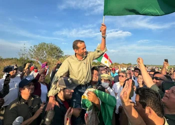 Gobernador Camacho abandona predio avasallado tras intervención policial
