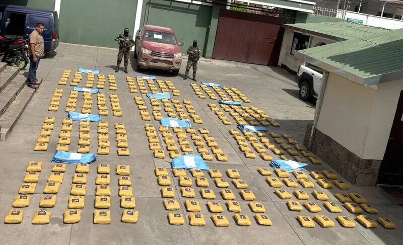 La droga y el vehículo incautado/FELCN